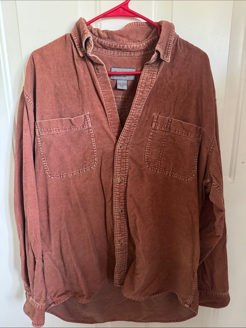 Eddie Bauer corduroy button down top-SZ M
Pit to pit 23”
Length 30”